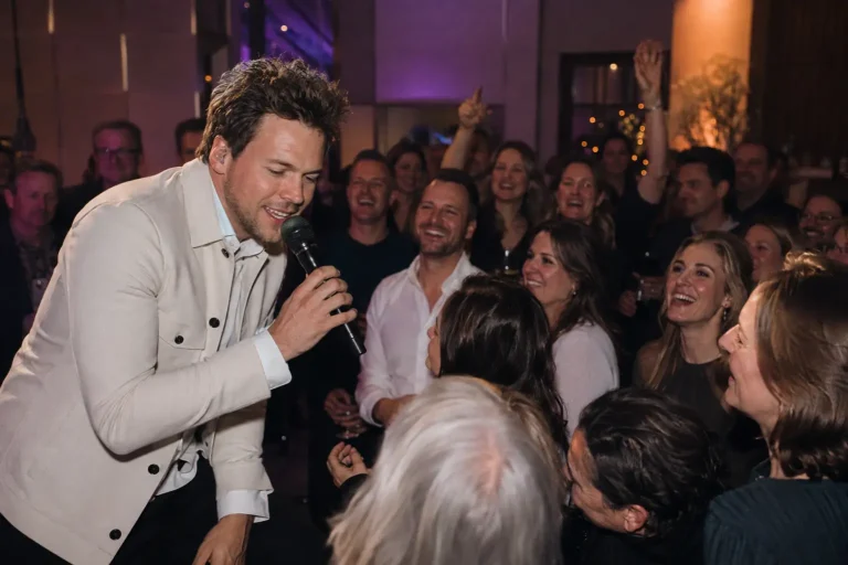 Chris Riven zingt voor een groep feestgasten