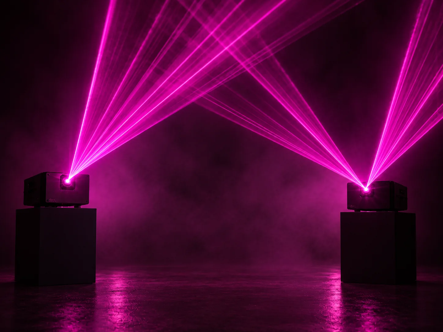 Twee lasers op zwarte blokken met magenta lichtbundels