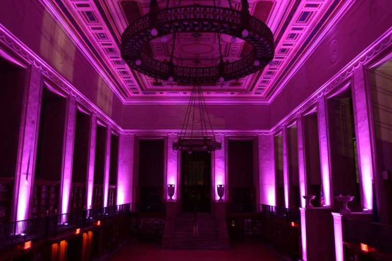 Sfeerverlichting langs de muren van een feestlocatie