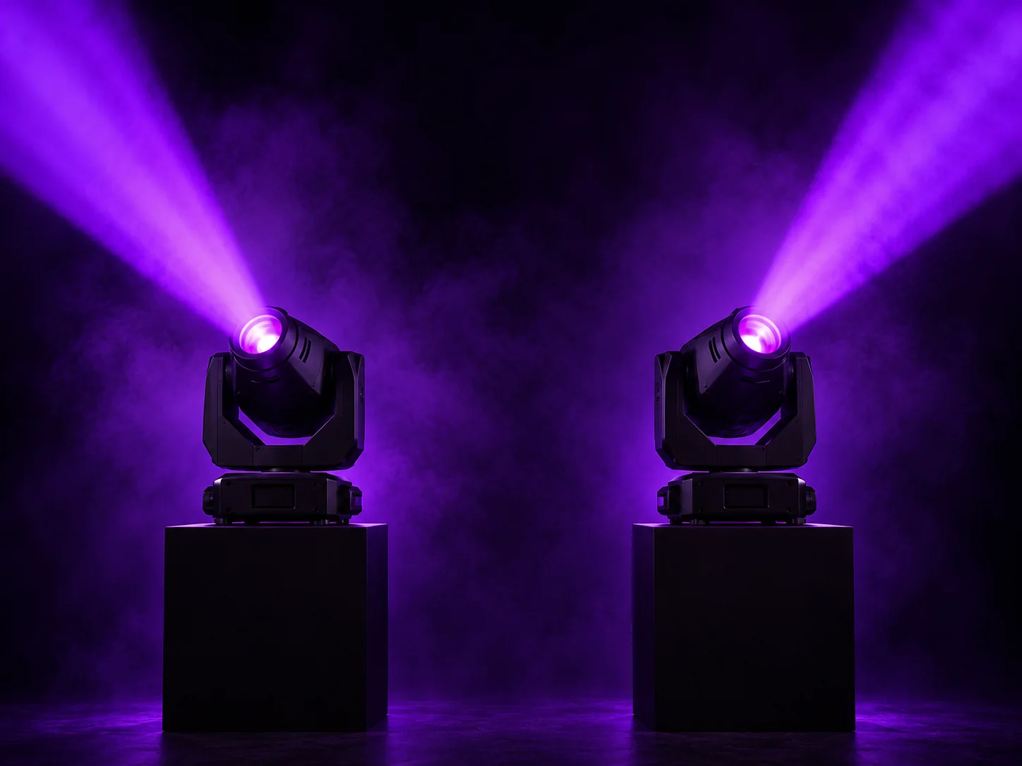 Twee moving heads op zwarte blokken met paarse lichtbundels