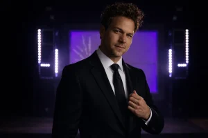 Singer in Suit tijdens een liveoptreden