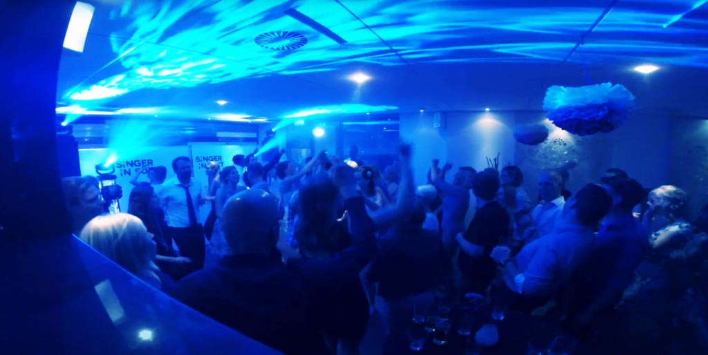 volle dansvloer op een bruiloft in brabant met deze dj