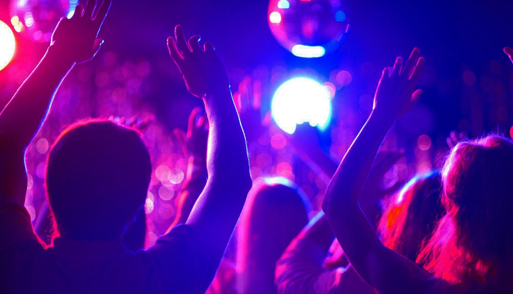 enthousiast publiek terwijl deze dj draait op een bruiloft in brabant