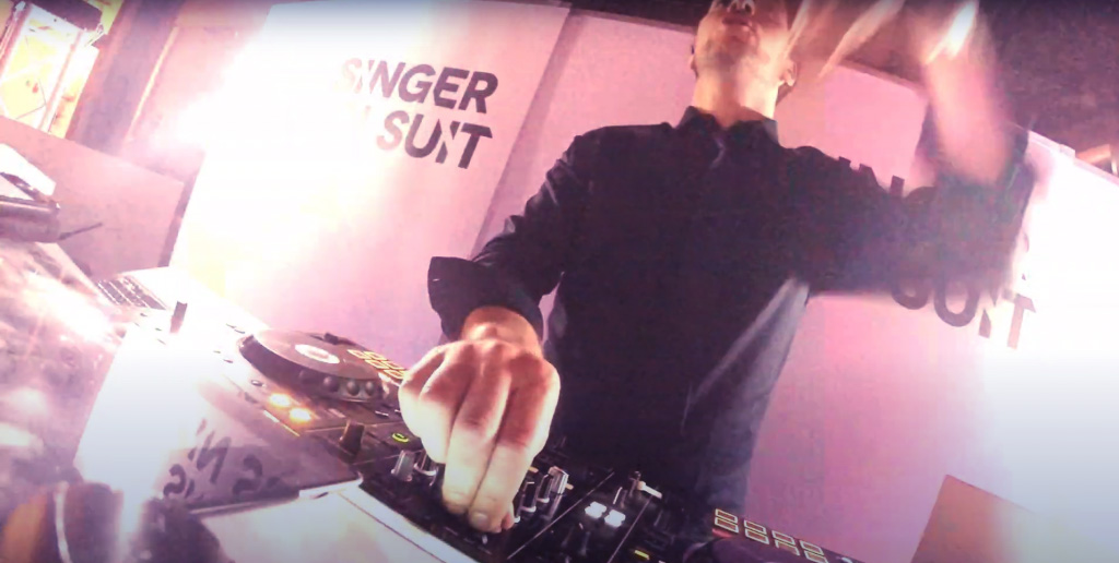 deze dj aan het draaien op een bruiloft in brabant