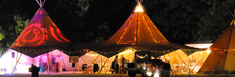 festival bruiloft met tipi tenten